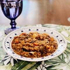 Una foto de Guiso de arroz, lentejas y champiñones