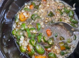 Una foto de Chiles serranos con soya