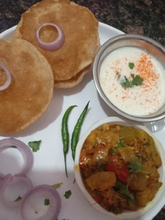 कद्दू की सब्जी और पूरी (Kaddu ki Sabji and Puri Recipe in Hindi) रेसिपी मुख्य फोटो