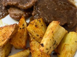 Una foto de Escalopes a la Marsala con papas rústicas