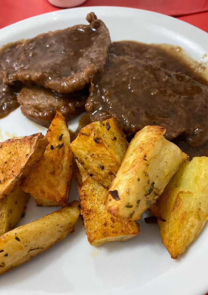Una foto de Escalopes a la Marsala con papas rústicas