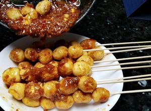 Hình của món Trứng Cút Sốt Sa Tế.