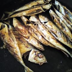 A picture of Fried fish.