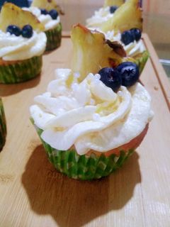 Una foto de Cupcakes de vainilla con relleno de piña 🍍