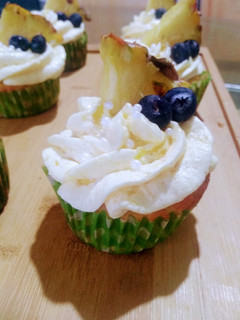Una foto de Cupcakes de vainilla con relleno de piña 🍍