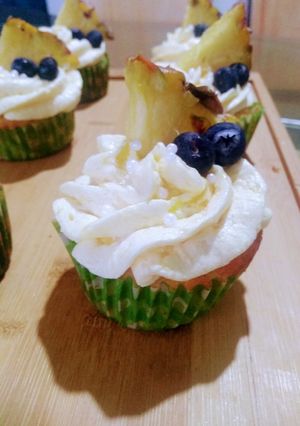 Una foto de Cupcakes de vainilla con relleno de piña 🍍