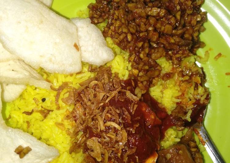 Nasi Kuning Ala Dayak