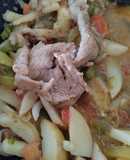 Bistec de cerdo con rajas y papas