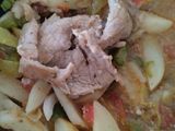 Bistec de cerdo con rajas y papas