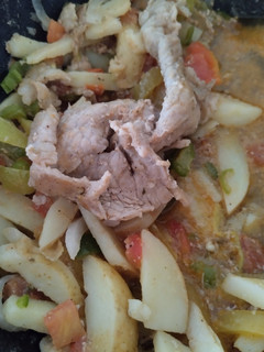 Una foto de Bistec de cerdo con rajas y papas