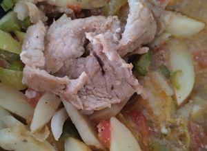 Una foto de Bistec de cerdo con rajas y papas