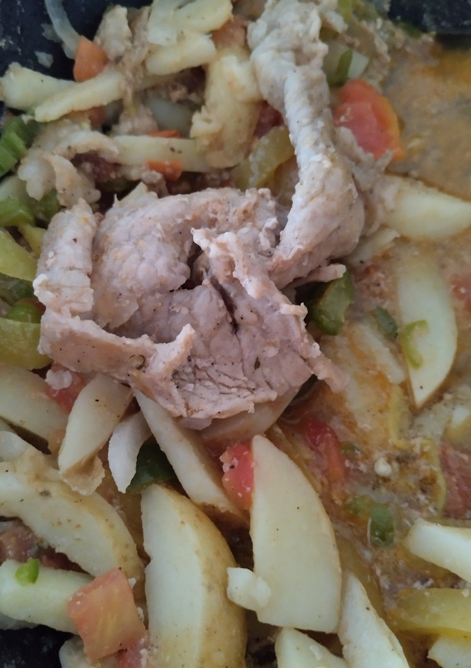 Una foto de Bistec de cerdo con rajas y papas