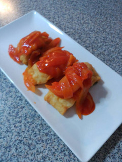 Una foto de Bacalao frito con tomate y cebolla