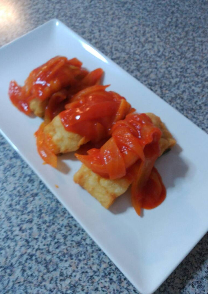 Una foto de Bacalao frito con tomate y cebolla