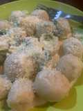 Ñoquis rellenos (salsa crema de verdeo)
