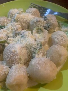 Una foto de Ñoquis rellenos (salsa crema de verdeo)