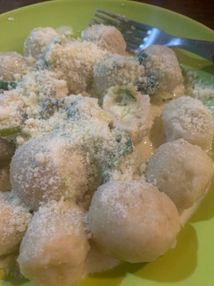 Una foto de Ñoquis rellenos (salsa crema de verdeo)