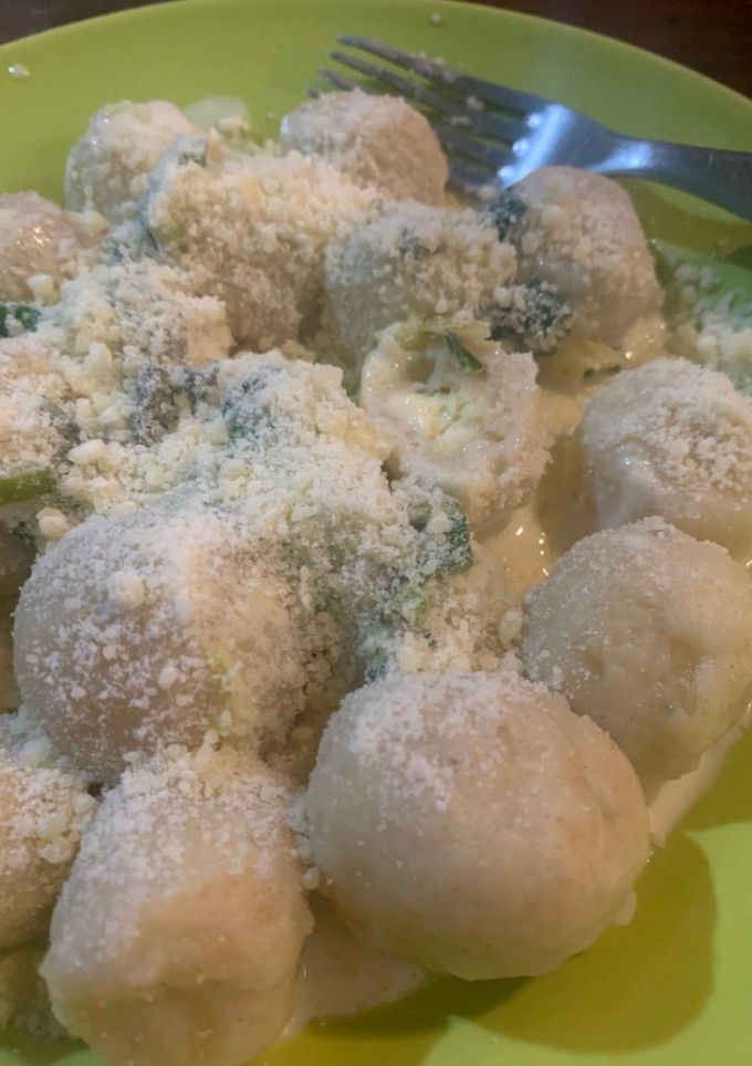 Una foto de Ñoquis rellenos (salsa crema de verdeo)