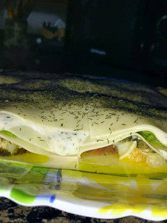 Una foto de Lasaña fría de salmón y aguacate