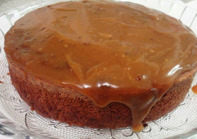 Bolo de Chocolate com cobertura de Caramelo