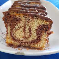 Una foto de Budín marmolado con glasé de chocolate