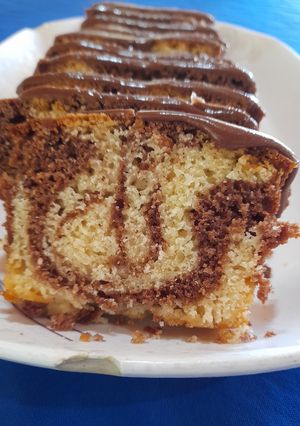 Una foto de Budín marmolado con glasé de chocolate