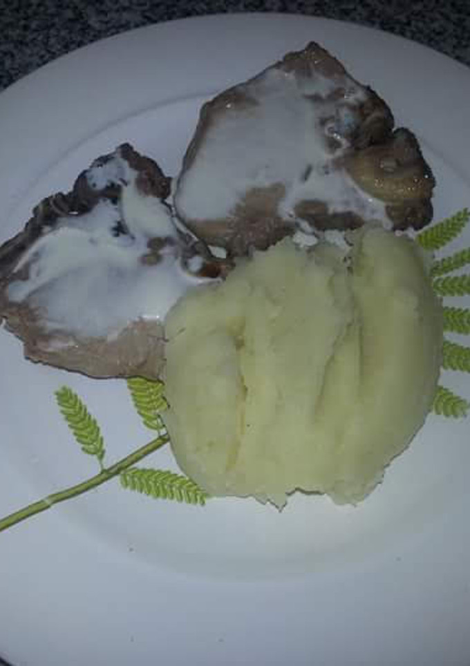 Una foto de Carre de cerdo con puré de papas
