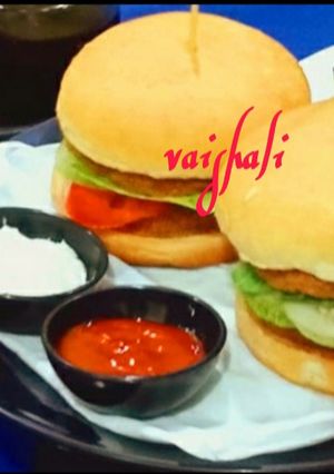 જૈન વેજ બર્ગર (Jain Veg Burger Recipe In Gujarati) રેસીપી મુખ્ય ફોટો