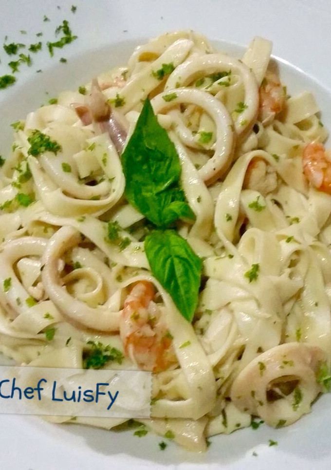 Una foto de Fetuccine con camarones y calamares LuisFy