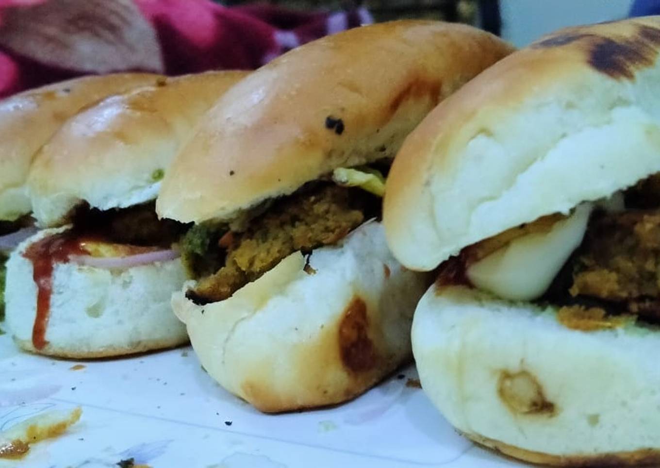 Torae ky Chilky say banay Kabab in Burger