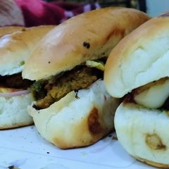 A picture of Torae ky Chilky say banay Kabab in Burger.