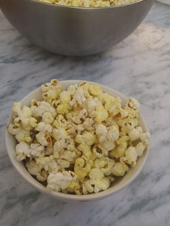 Una foto de Palomitas con cúrcuma