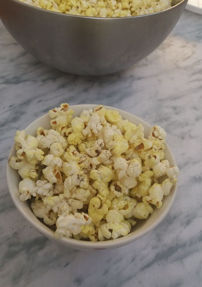 Una foto de Palomitas con cúrcuma