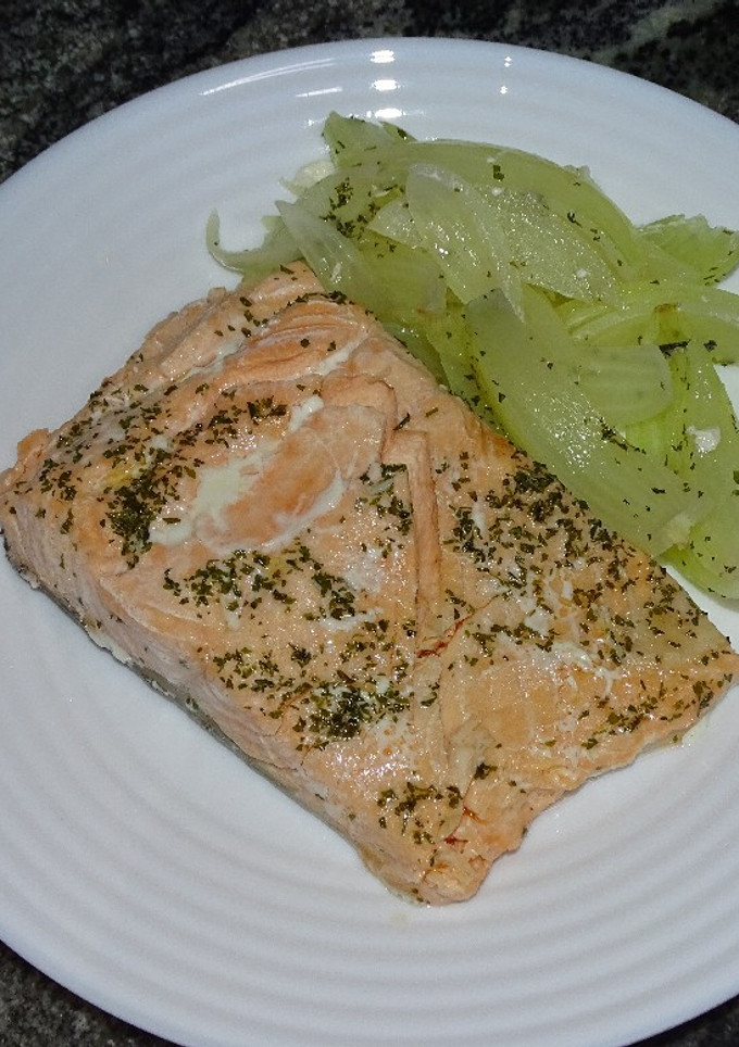 Una foto de Salmón con cebolla en microondas