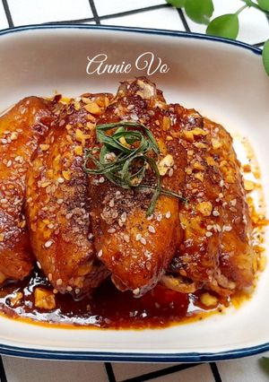 Hình của món Cánh gà khúc giữa rim mè.