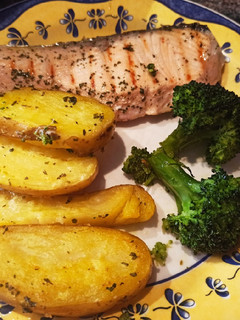 Una foto de Salmón a la plancha con patatas y brócoli