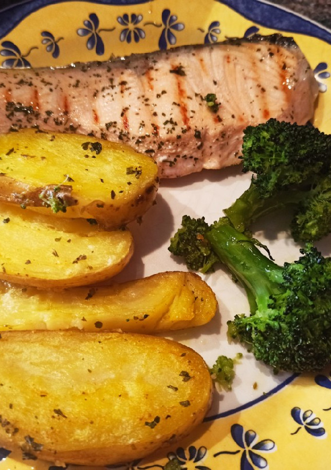 Una foto de Salmón a la plancha con patatas y brócoli