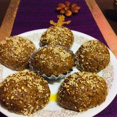 A picture of Methi laddu.