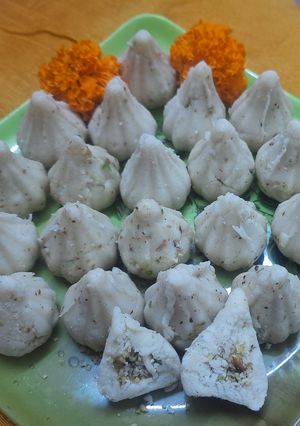 काजू स्टफ मोदक (Kaju Stuff Modak Recipe In Marathi) रेसिपी चे मुख्य फोटो 