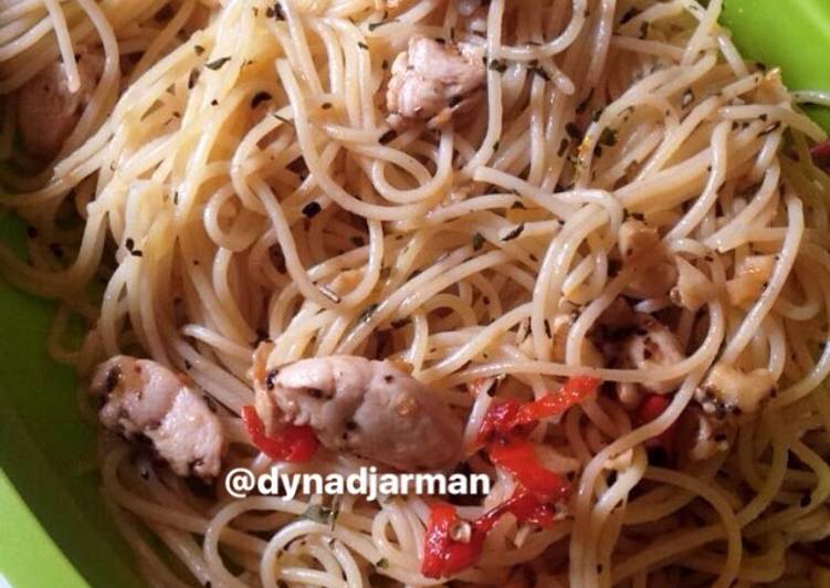 Spaghetti aglio olio chicken