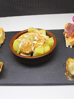 Una foto de Patatas, jamón, Boloñesa y pasta wonton
