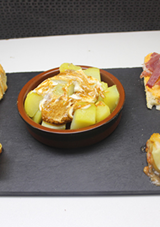 Una foto de Patatas, jamón, Boloñesa y pasta wonton