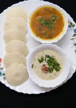 A picture of Idli sambhar chutney.
