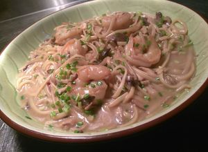 Una foto de Pasta camarones y hongos shitake