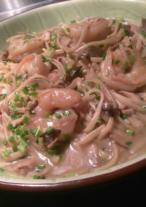 Una foto de Pasta camarones y hongos shitake
