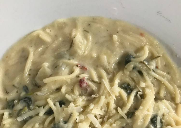 Macarrão ao molho de espinafre