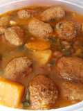 Potaje de judías pintas con verduras y bolitas de pan rallado