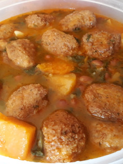 Una foto de Potaje de judías pintas con verduras y bolitas de pan rallado