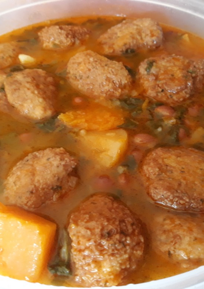 Una foto de Potaje de judías pintas con verduras y bolitas de pan rallado
