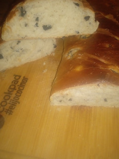 Una foto de Pan con aceitunas (negras)
